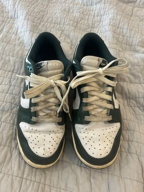 Nike Low-Top Sneakers in Dark Green & White size 9